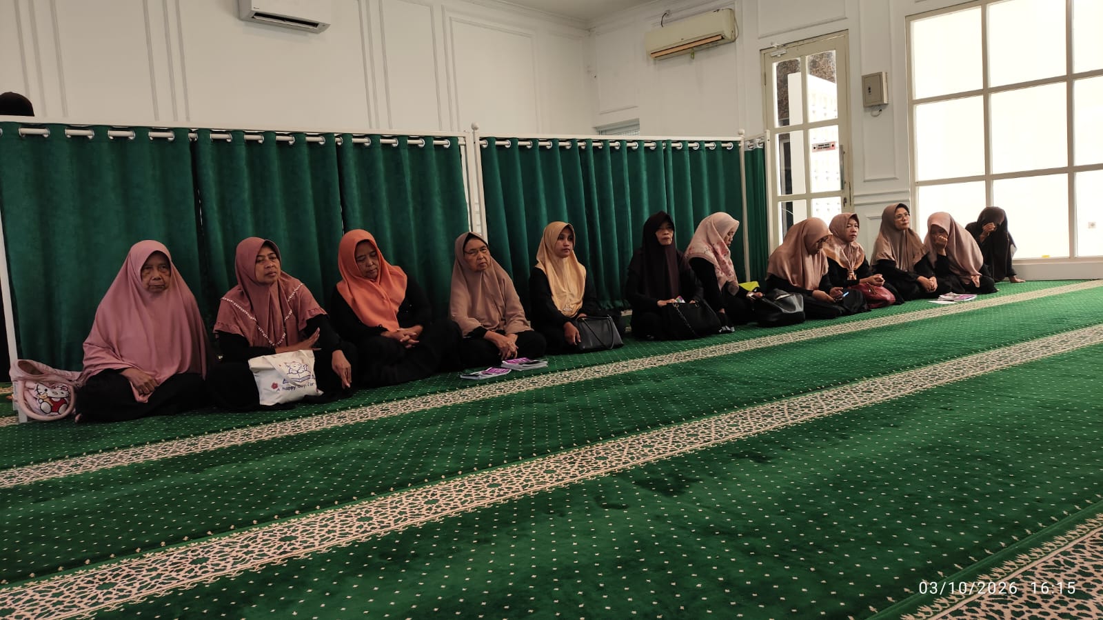 Peserta kegiatan duduk bersama di masjid